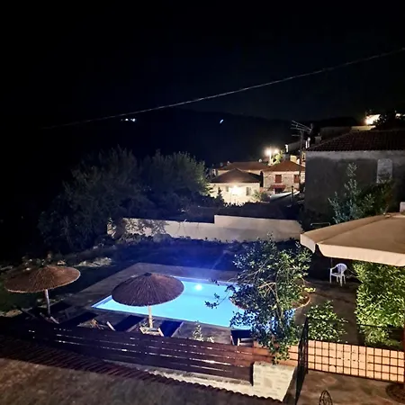 Xinovrissi Apts & Pool