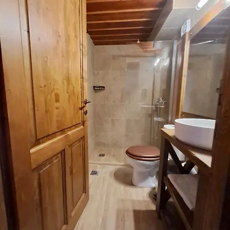 Xinovrissi Apts & Pool بيت ضيافة *