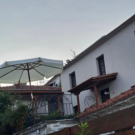بيت ضيافة Xinovrissi Apts & Pool