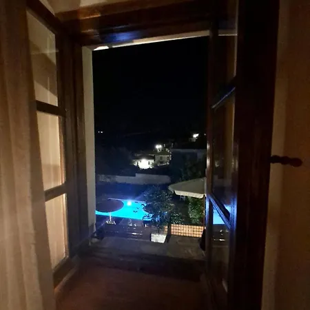 بيت ضيافة Xinovrissi Apts & Pool
