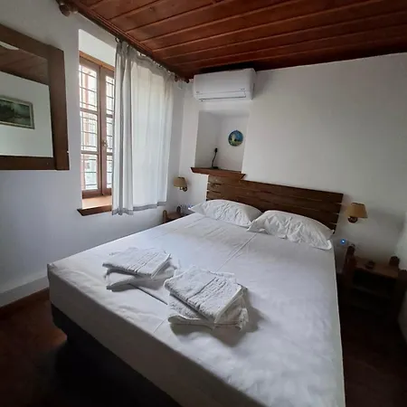 Xinovrissi Apts & Pool *