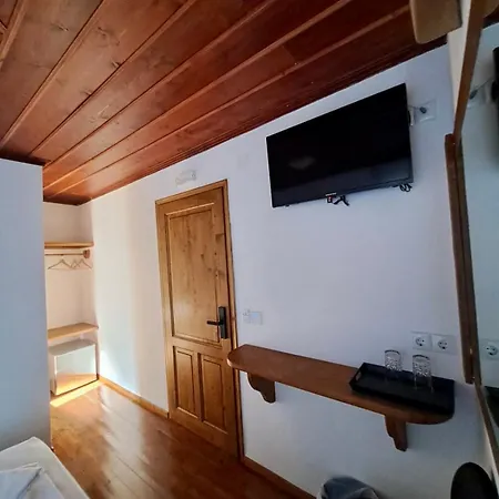 Xinovrissi Apts & Pool