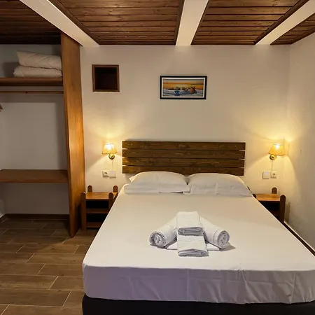 بيت ضيافة Xinovrissi Apts & Pool