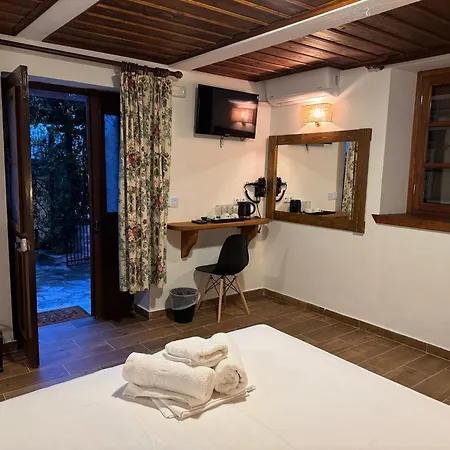 بيت ضيافة Xinovrissi Apts & Pool