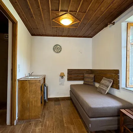 Xinovrissi Apts & Pool