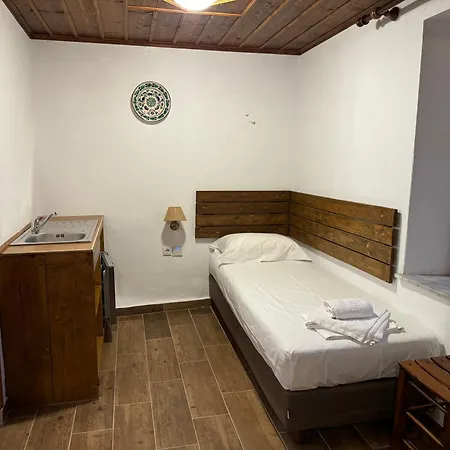 بيت ضيافة Xinovrissi Apts & Pool