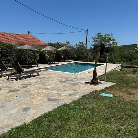 بيت ضيافة Xinovrissi Apts & Pool