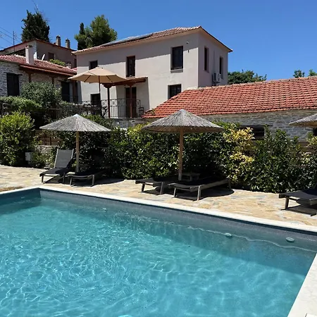 بيت ضيافة Xinovrissi Apts & Pool *